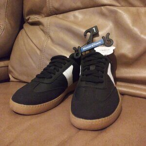 New with tags Boys tennis shoes